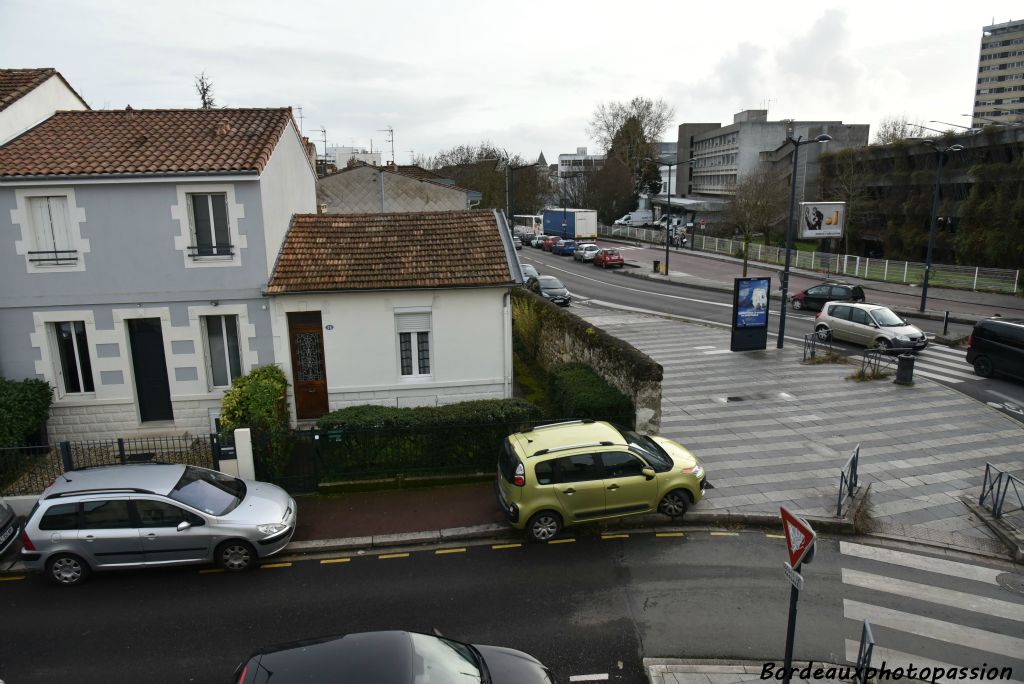 À l'extrémité de la rue Marceau, il reste encore l'ancien mur du domaine Lescure juste en face l'hôpital.